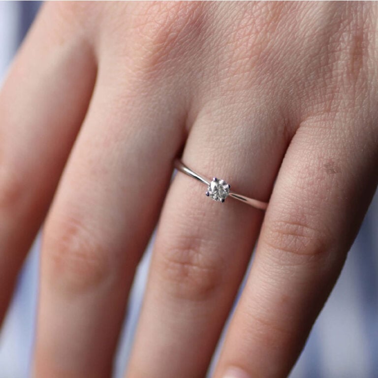 Anello di fidanzamento sottile classico con diamante da 0.18 carati F VS2 HRD