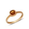 Mini saffier ring in 18k rosé goud. De zetting benadrukt de oranje saffier.