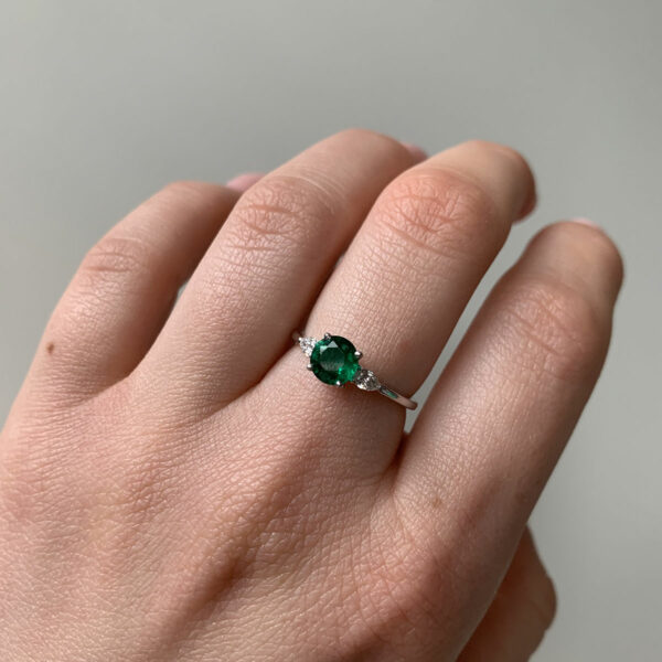 Anello di fidanzamento a tre pietre con smeraldo e diamanti taglio pera