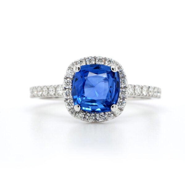 Bague Halo Saphir de 1.48 ct Taille Coussin en Or Blanc 18k avec Accents de Diamants