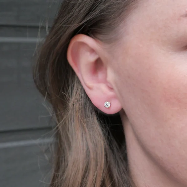 0.60 Carat Solitaire Diamond Earrings in 18k Yellow Gold (GIA Certified): A Classic Statement