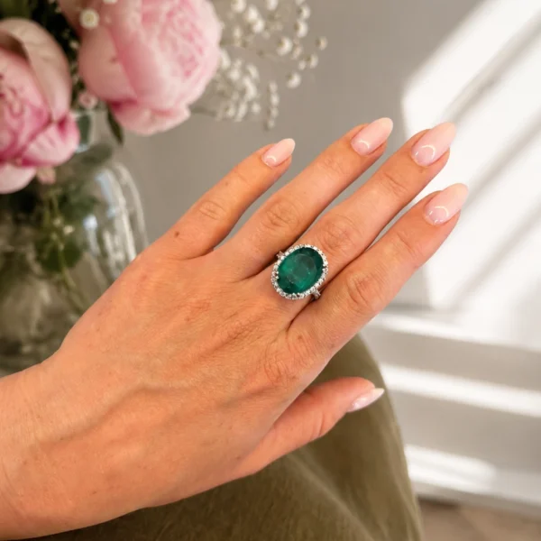 Bague émeraude ovale diamants en or blanc 18 carats avec halo