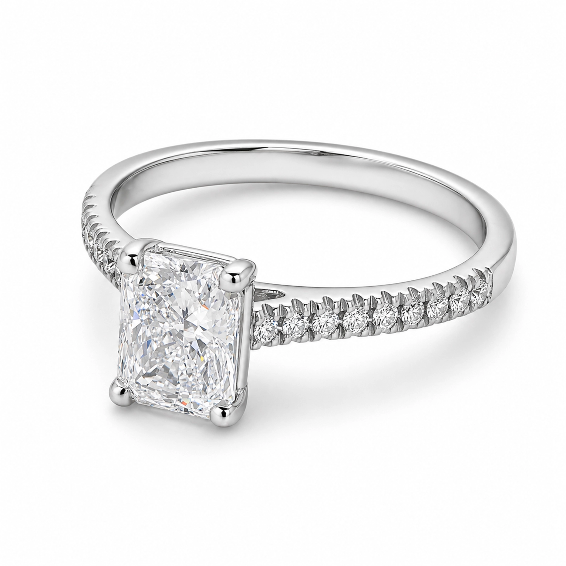1.02 Ct Radiant Cut Diamant Ring In 18K Witgoud Met Gia Diamant 4 - Orogem Jewelers Schuin Aanzicht Van Een 1.02 Ct Radiant Cut Diamant Ring In 18K Witgoud Met D–F Vs Diamanten Langs De Band.