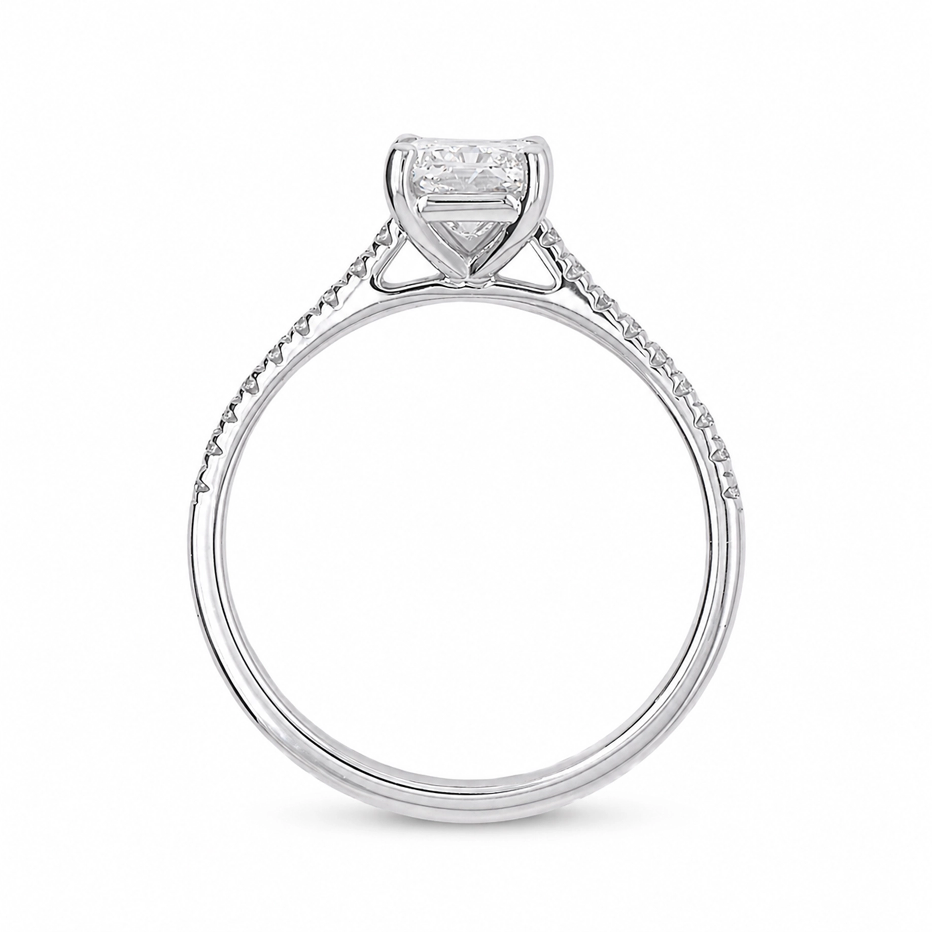 1.02 Ct Radiant Cut Diamant Ring In 18K Witgoud Met Gia Diamant 3 - Orogem Jewelers Zijaanzicht Van Een 1.02 Ct Radiant Cut Diamant Ring In 18K Witgoud Met 0.12 Ct Accentdiamanten Op De Band.