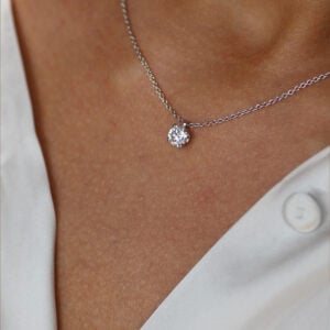Labgroeide briljant van 0,50 karaat D VS1 als solitaire hanger aan een 18 karaats witgouden ketting, detailopname