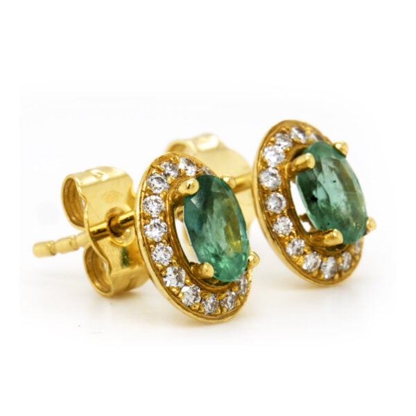 Smaragd en micropavé halo diamanten oorbellen by Orogem Jewelers