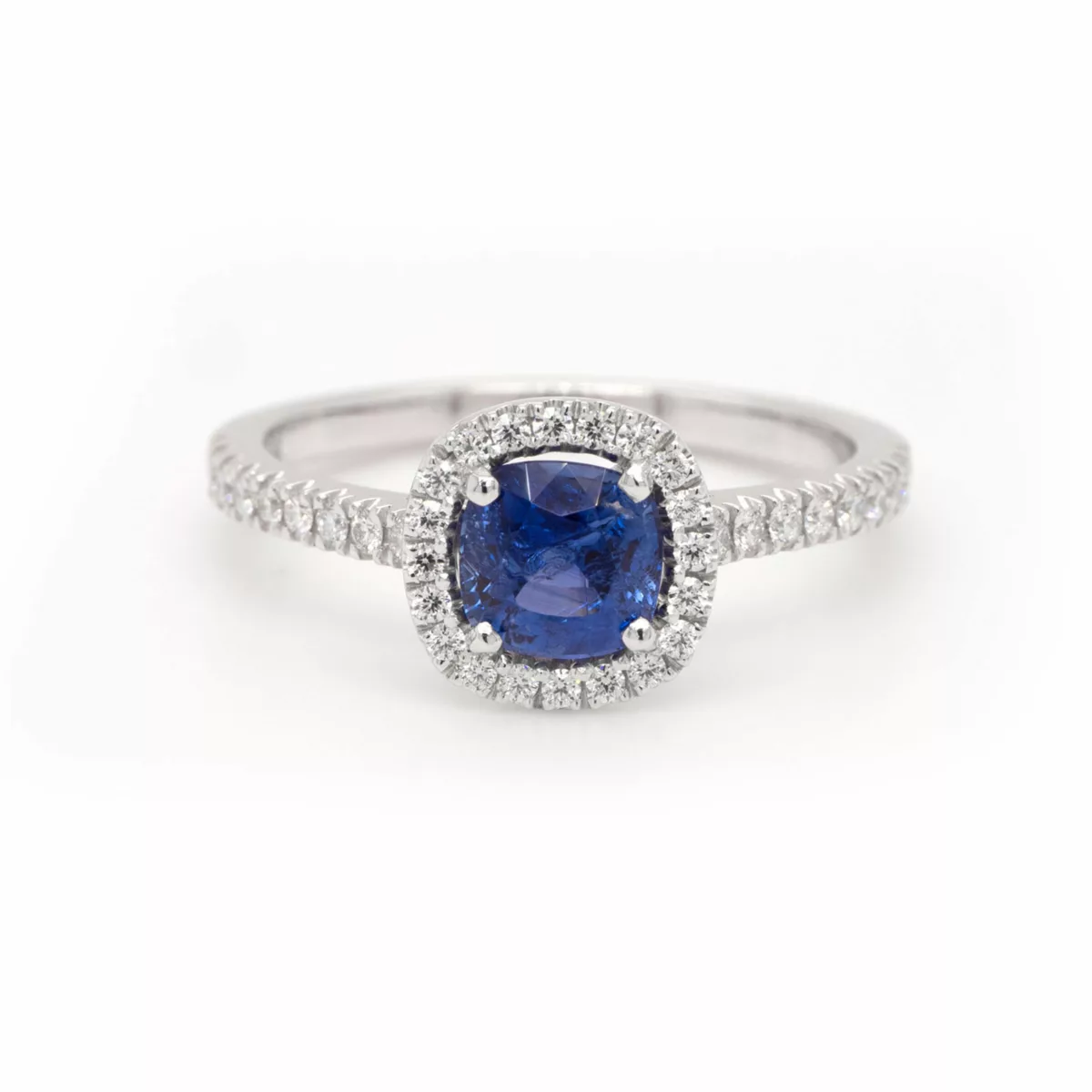 Orogem 0.78 Karaat Cushion Blauwe Saffier Pavé Halo Diamanten Verlovingsring ...