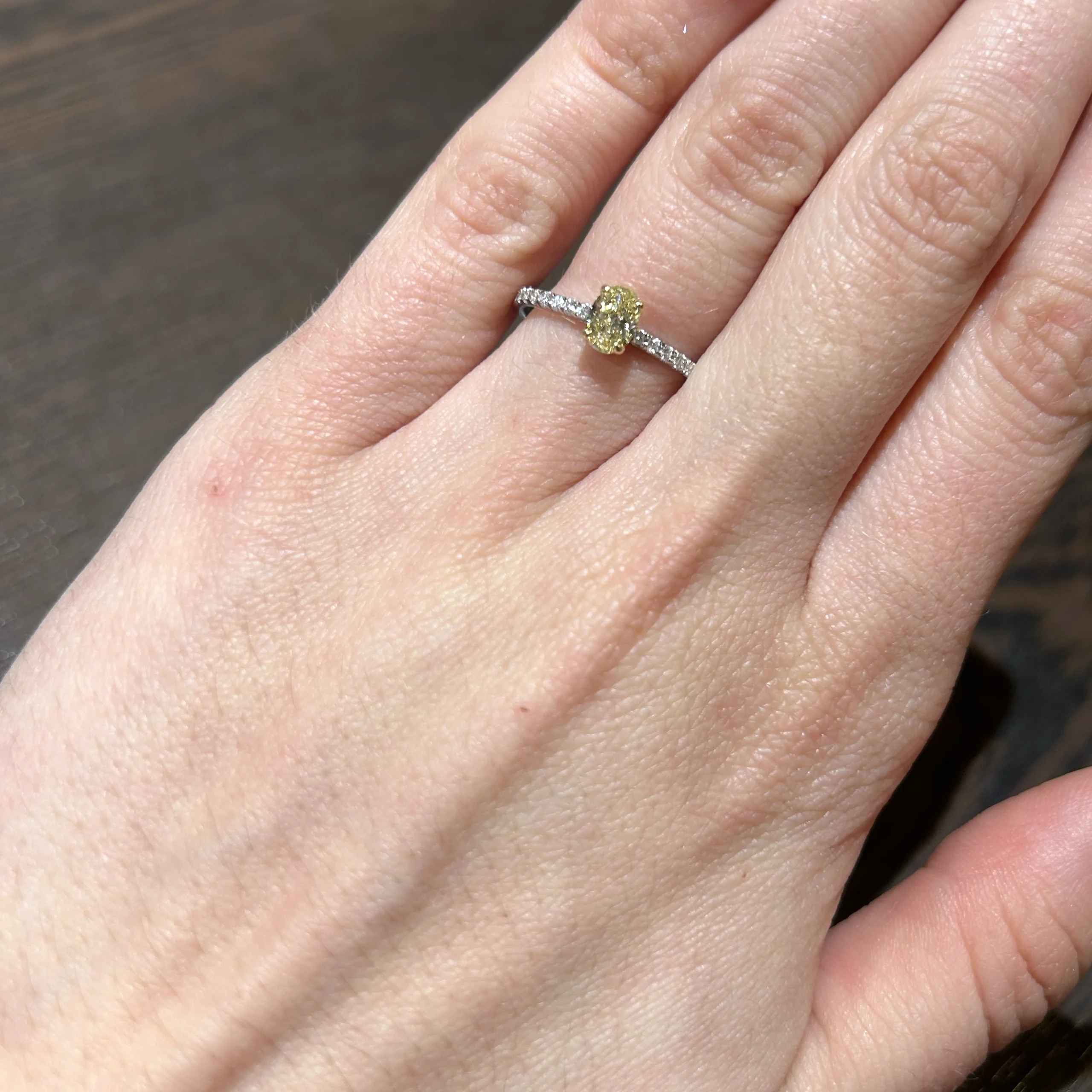Anello Pavé Diamante Giallo Ovale In Oro Bianco E Giallo 18K 2 - Orogem Jewelers Anello Pavé Diamante Giallo Ovale Indossato Sulla Mano In Oro Bianco E Giallo 18K Con Gambo Impreziosito Da Diamanti D–F Vs.