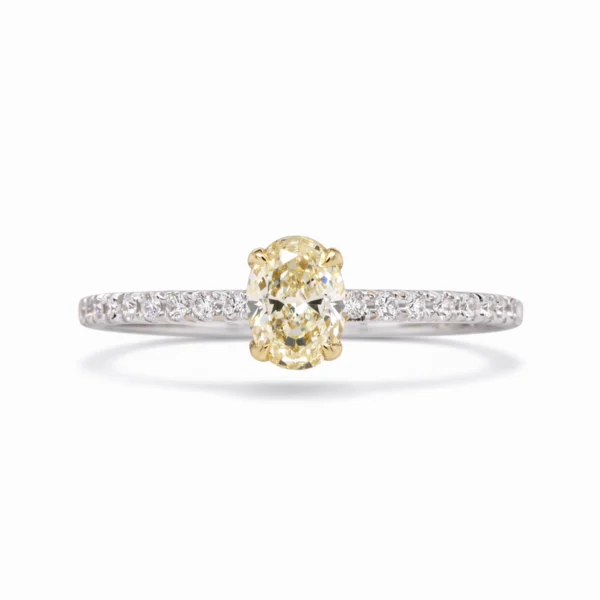 Vue De Face D’une Bague Pavé Diamant Jaune Ovale En Or Blanc Et Jaune 18 Carats Avec Diamant Central Gia De 0,43 Ct Y–Z Vs1.