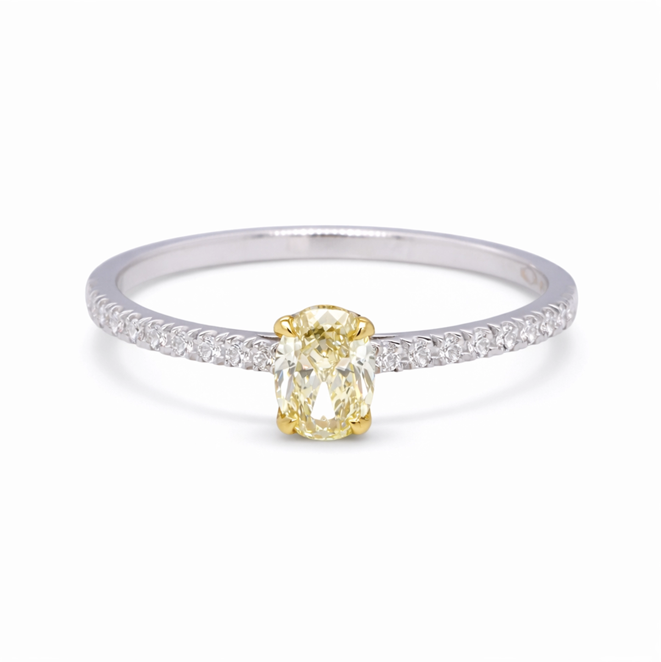 Anello Pavé Diamante Giallo Ovale In Oro Bianco E Giallo 18K 3 - Orogem Jewelers Vista Frontale Di Anello Pavé Diamante Giallo Ovale Con Griffe In Oro Giallo, Diamante Centrale Ovale E Gambo Pavé In Oro Bianco.