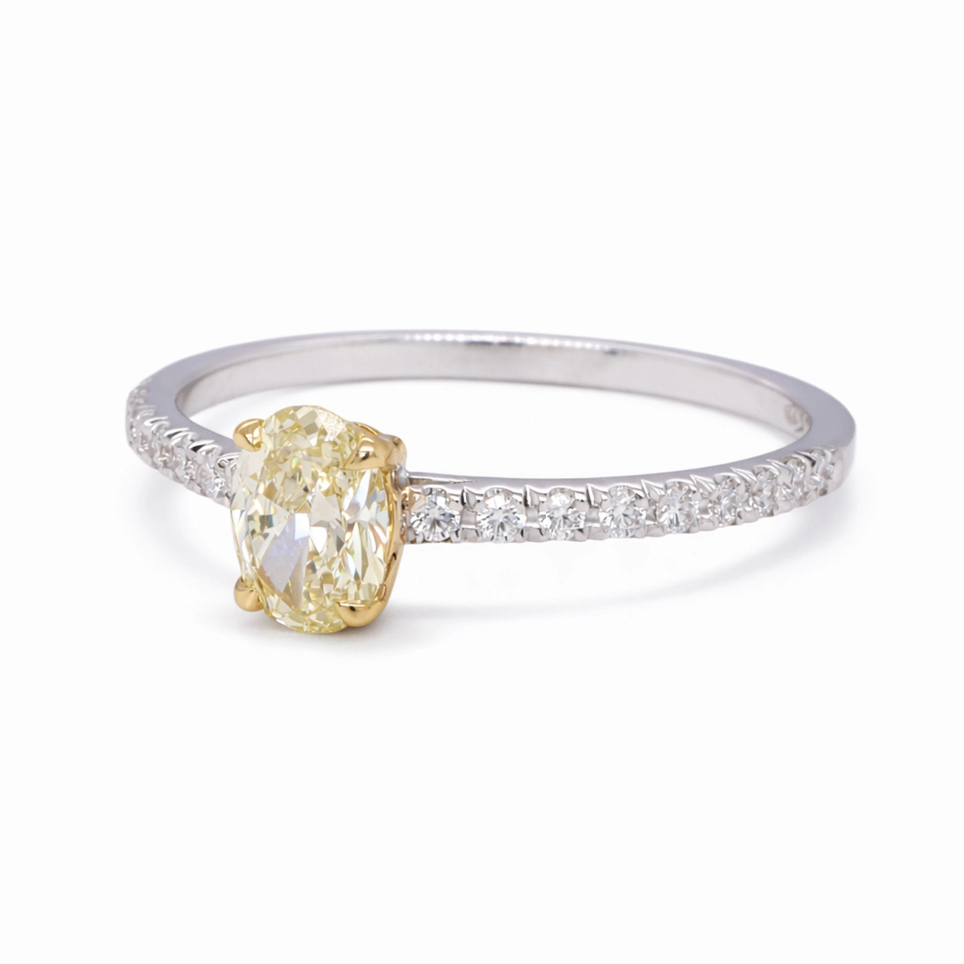 Anello Pavé Diamante Giallo Ovale In Oro Bianco E Giallo 18K 4 - Orogem Jewelers Vista Angolata Di Anello Pavé Diamante Giallo Ovale In Oro Bianco E Giallo 18K Con 0,12 Ct Di Diamanti Naturali Sul Gambo.