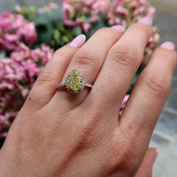 Un luminoso anello halo con diamante taglio pera da 1,52 ct Fancy Intense Yellow, apprezzato per il suo colore vivido e la silhouette elegantemente allungata. Circondato da brillanti diamanti naturali e realizzato in oro bianco 18K con griffe in oro giallo, questo gioiello unisce contrasto raffinato, proporzioni armoniose e straordinaria luminosità.