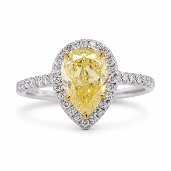 Anello diamante giallo pera in oro bianco 18 carati con diamante Fancy Intense Yellow SI2 da 1,52 ct e 0,26 ct di diamanti D-E IF/VVS, vista frontale.