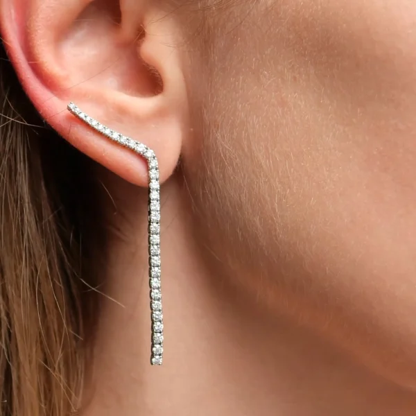 Longues boucles d’oreilles en or blanc avec diamants