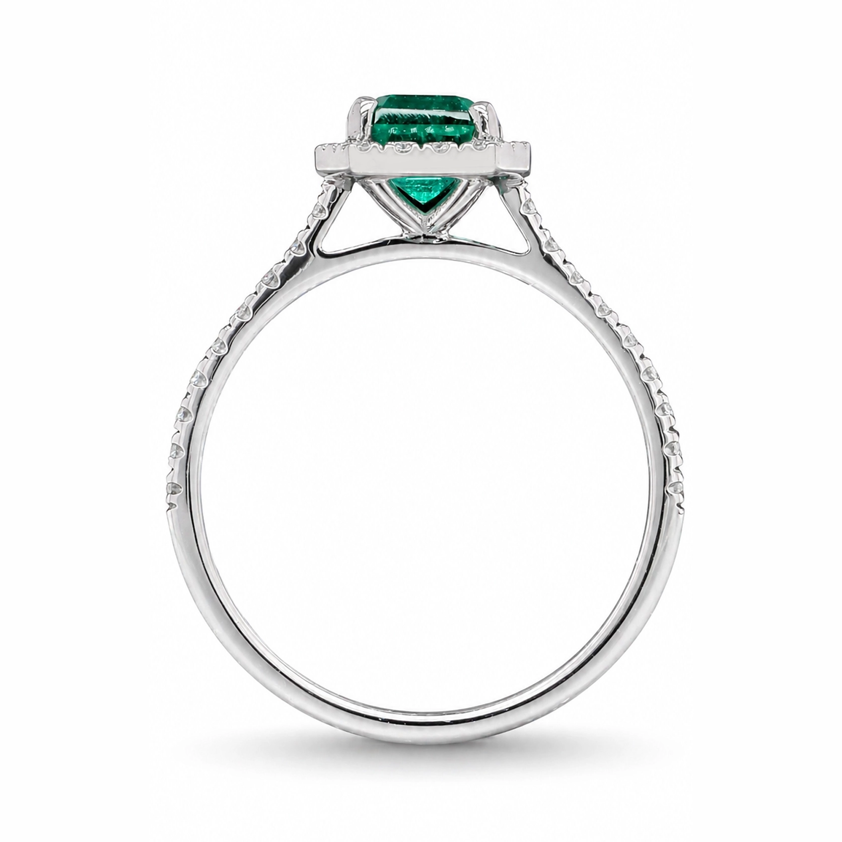 Bague Halo Émeraude Taille Émeraude En Or Blanc 18 Carats 3 - Orogem Jewelers Vue De Profil D’une Bague En Or Blanc 18 Carats Avec Émeraude Naturelle Taille Émeraude De 1,09 Ct, Halo De Diamants Et Anneau Serti De Diamants.
