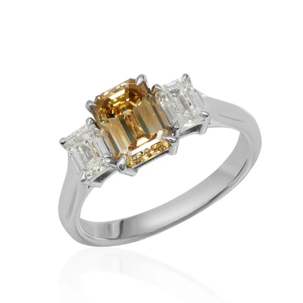 Anello trilogy diamante smeraldo Fancy Brownish Yellow 1.51 ct