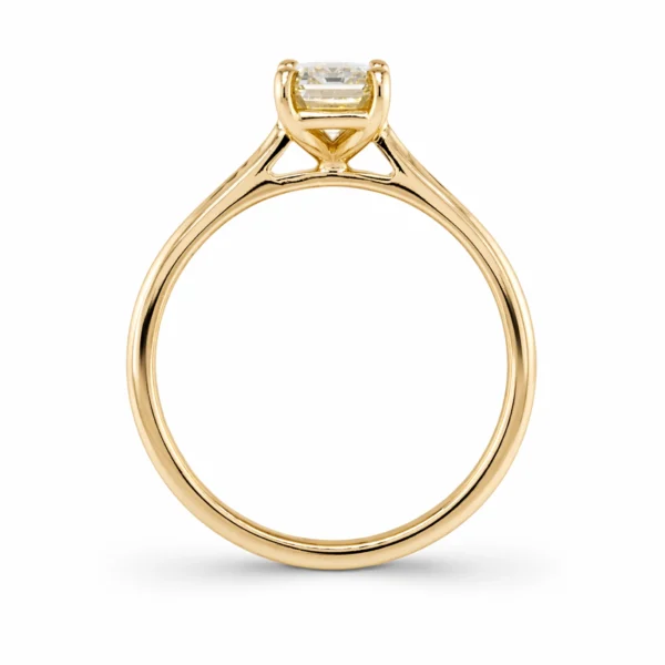 Vista laterale di anello solitaire in oro giallo 18k con diamante taglio smeraldo giallo chiaro da 1,03 ct certificato GIA.