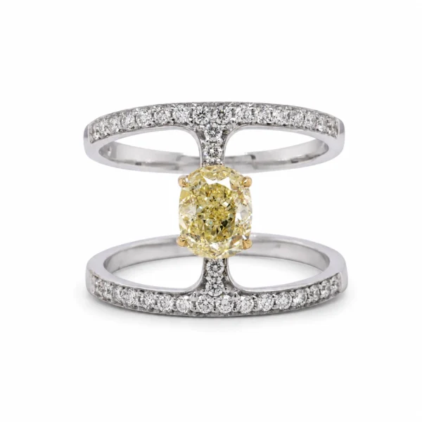 Bague diamant jaune ovale en or blanc et jaune 18 carats avec un diamant Fancy Yellow VS1 de 1,01 ct et 0,31 ct de diamants pavé D-F VS, vue de face.