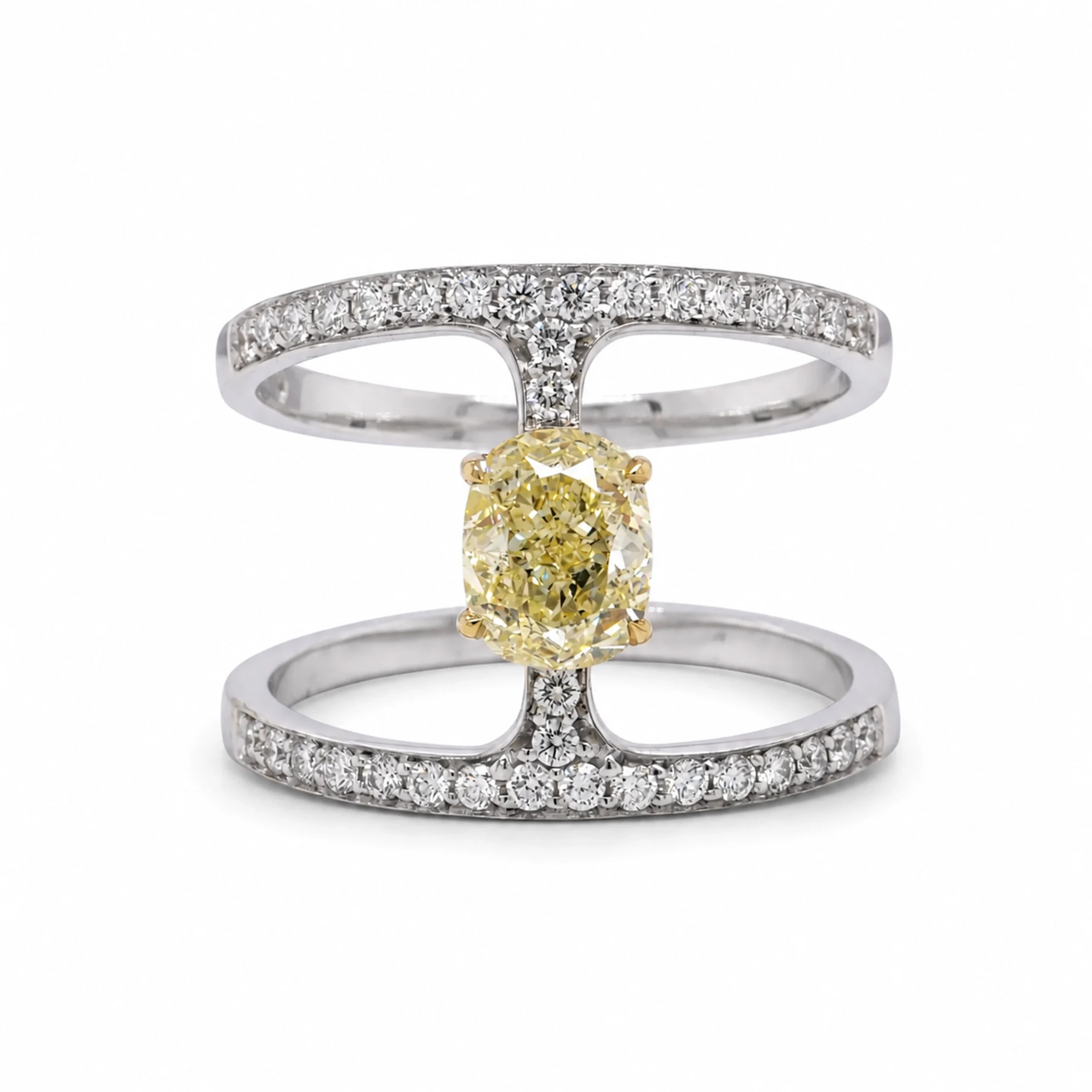Ovale Gele Diamanten Ring In 18K Witgoud Met Dubbele Pavé Band 1 - Orogem Jewelers Ovale Gele Diamanten Ring In 18K Wit- En Geelgoud Met Een Fancy Yellow Vs1 Diamant Van 1,01 Ct En 0,31 Ct D-F Vs Pavé Diamanten, Vooraanzicht.