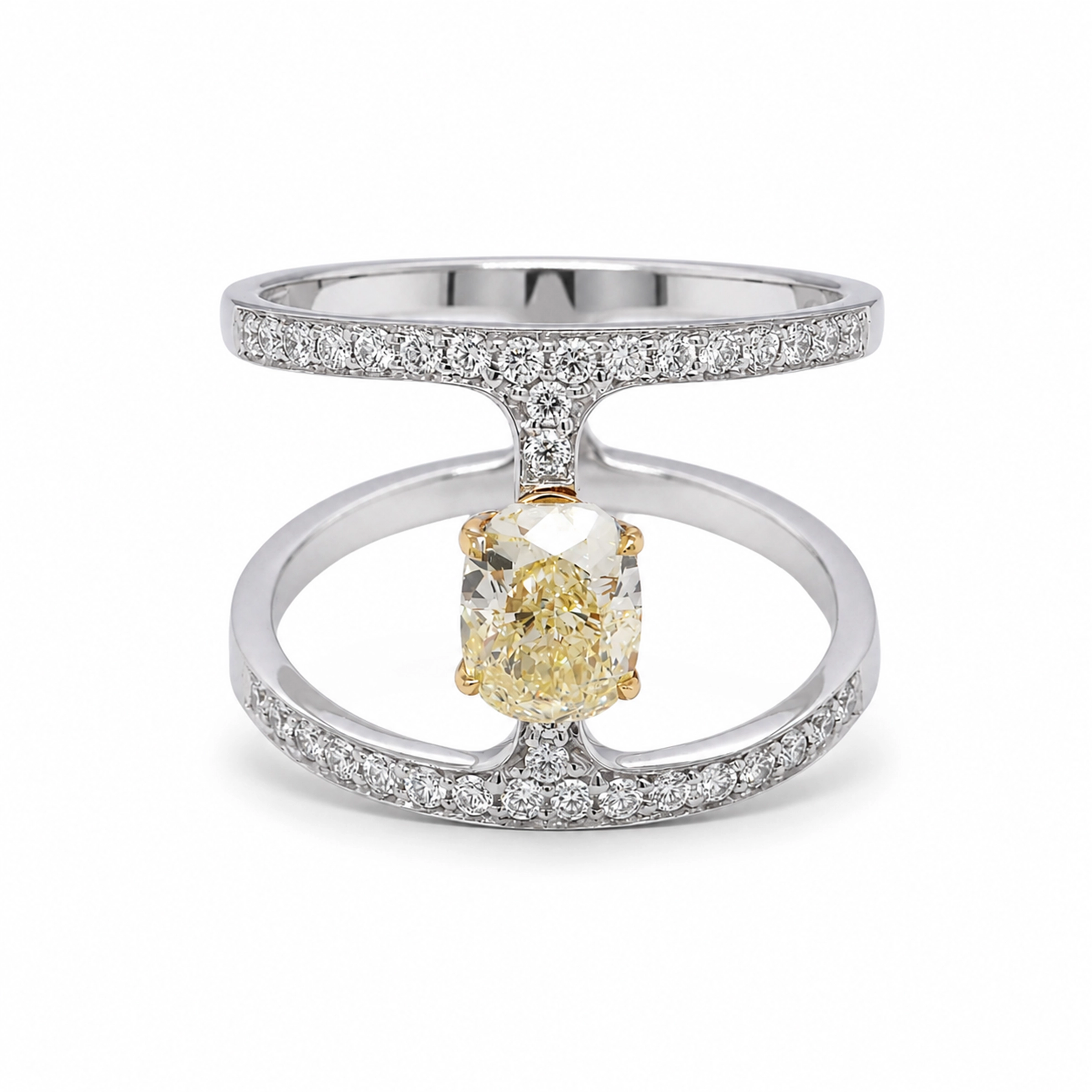 Ovale Gele Diamanten Ring In 18K Witgoud Met Dubbele Pavé Band 3 - Orogem Jewelers Vooraanzicht Van Een Ovale Gele Diamanten Ring In 18K Wit- En Geelgoud Met Een Middendiamant Van 1,01 Ct Tussen Twee Pavé Gezette Banden.