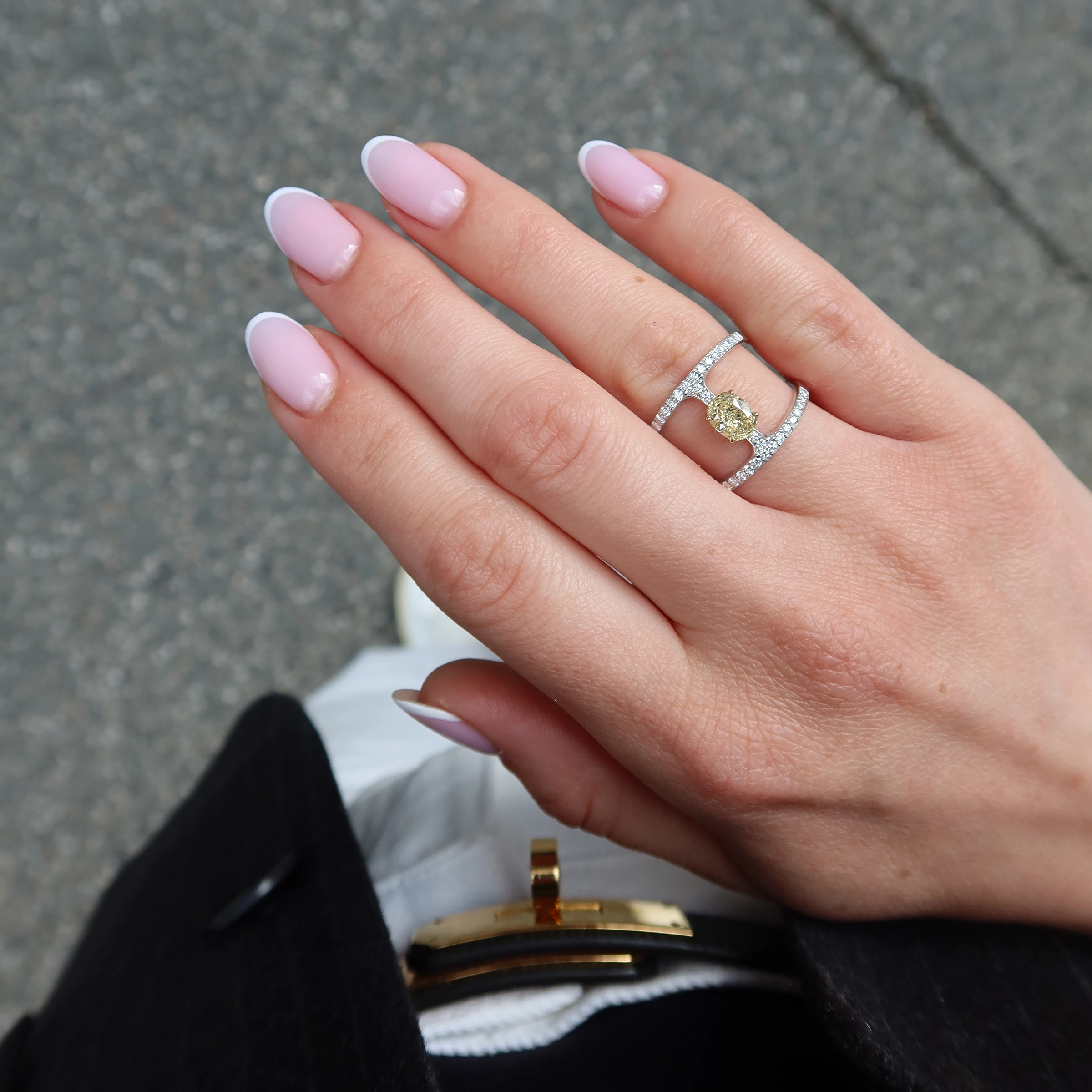 Ovale Gele Diamanten Ring In 18K Witgoud Met Dubbele Pavé Band 2 - Orogem Jewelers Ovale Gele Diamanten Ring Gedragen Aan De Hand In 18K Wit- En Geelgoud Met Open Dubbele Pavé Band En Fancy Yellow Middendiamant.
