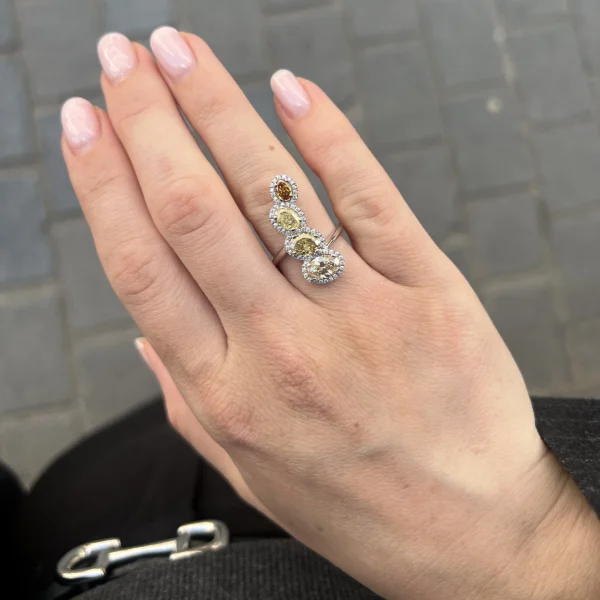 Bague diamant ovale fancy de 2,92 carats en or blanc 18K avec halo, diamants naturels jaunes, bruns et orangés avec diamants taille brillant