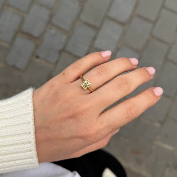 Bague de fiançailles diamant taille radiante de 1.50 carat sertie dans un anneau en or jaune 18k minimaliste.