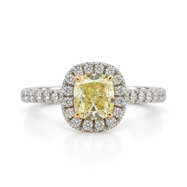 Cushion geslepen diamant van 1,00 ct, GIA kleur W-X, in een D-F diamanten halo met geelgouden kastje, in driekwart aanzicht.