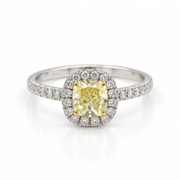 Vooraanzicht van de 1,00 ct W-X cushion diamant, omringd door 0,28 ct D-F ronde briljanten op een pavé gezette band.