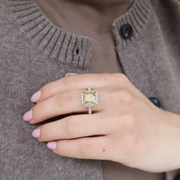 Bague en Diamant Jaune Fancy Intense 4.40 Carats Certifiée IGI – Halo & Pavé en Or Blanc 18K
