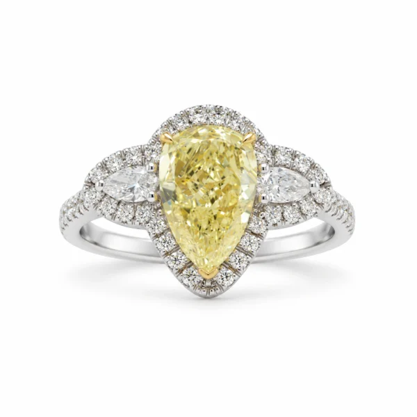 Anello di fidanzamento trilogia con diamante pera Fancy Yellow da 1,41 carati su oro giallo, halo di brillanti bianchi e due pietre laterali a pera in oro bianco 18K