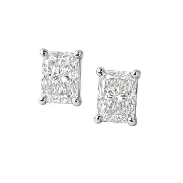 Gros plan sur boucles avec diamants G VVS1 taille radiant 0,31 ct et 0,30 ct