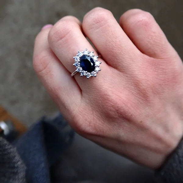 Bague Halo Saphir Ovale Avec Diamants En Or Blanc 18K Vue De Face