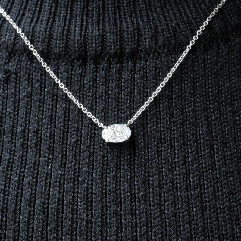 Zoom Sur Diamant Ovale Monté À Quatre Griffes Sur Chaîne En Or Blanc