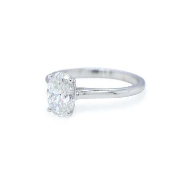 Solitaire or blanc avec diamant ovale de laboratoire certifié IGI