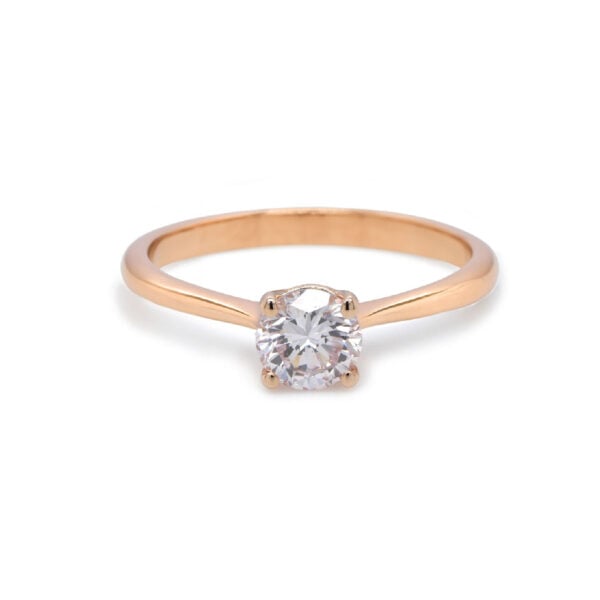 gros plan diamant rose clair monté sur serti 4 griffes