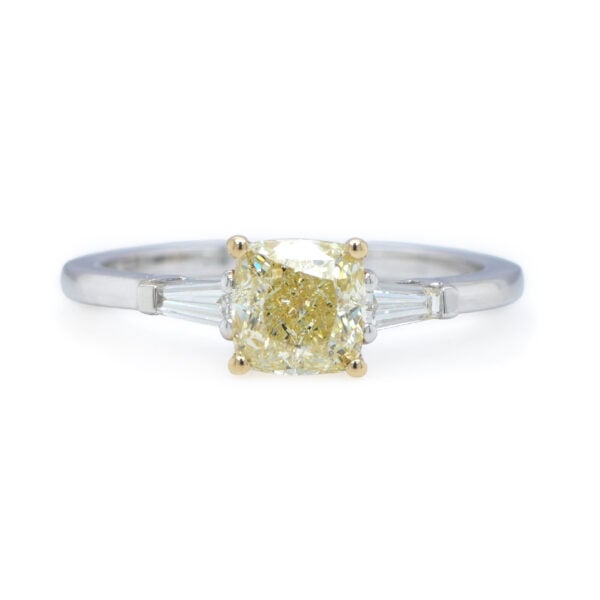 Bague de fiançailles diamant jaune taille coussin avec diamants latéraux fuselés en or blanc
