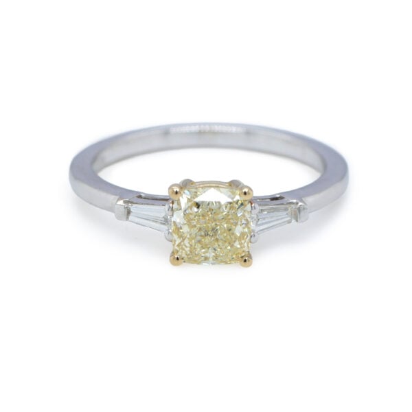 Bague diamant jaune 1,01 ct avec griffes or jaune et diamants baguette latéraux
