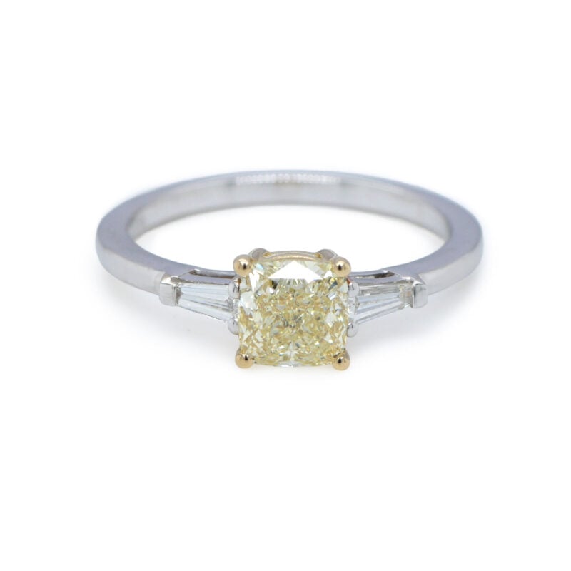 Bague Diamant Jaune 1,01 Ct Avec Griffes Or Jaune Et Diamants Baguette Latéraux