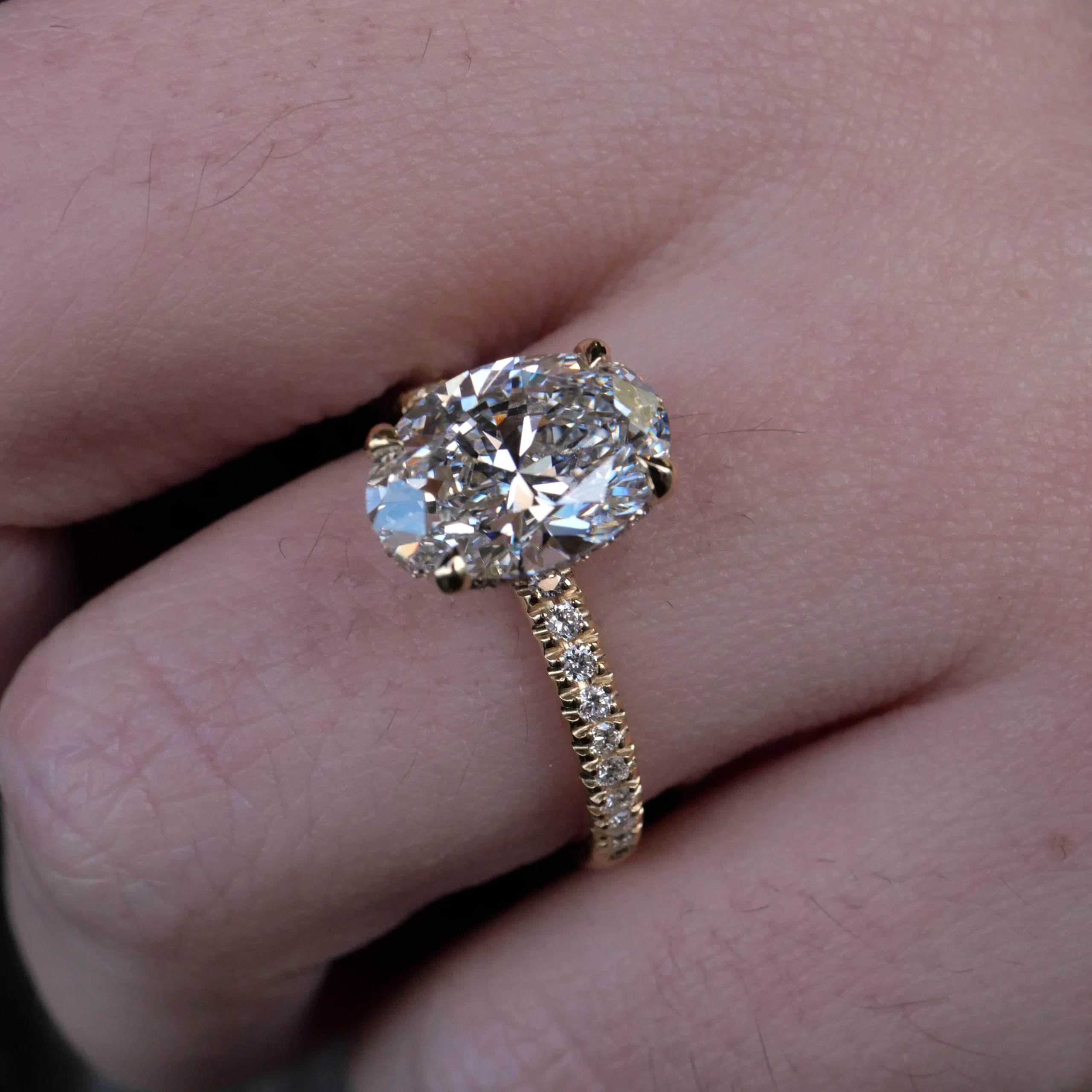 Elegante Geelgouden 18K Ring Met 3.00 Ct Labgrown Ovale Diamant 10 - Orogem Jewelers Elegant Yellow Gold 18K Ring With 3.00 Ct Lab-Grown Oval Diamond