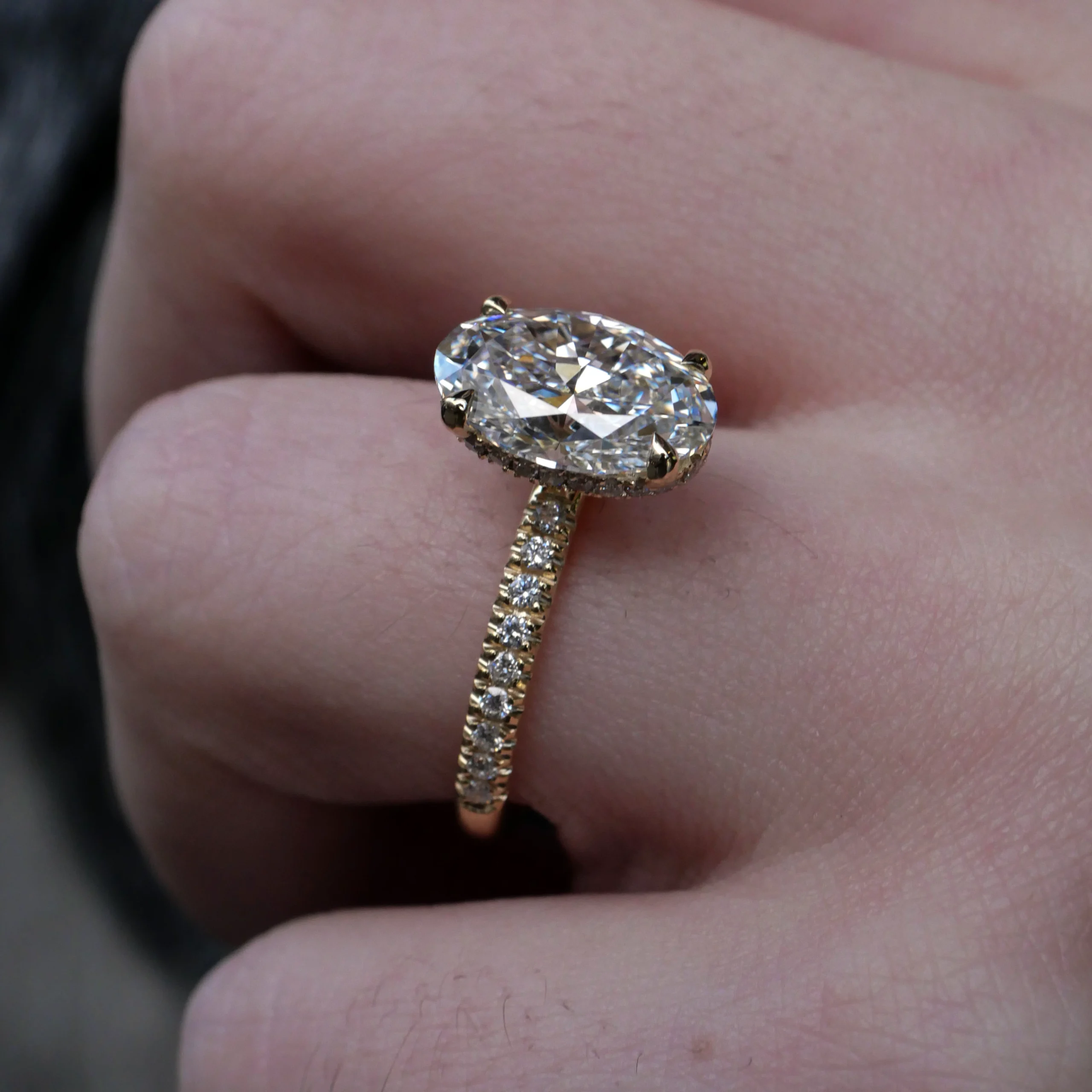 Elegante Geelgouden 18K Ring Met 3.00 Ct Labgrown Ovale Diamant 9 - Orogem Jewelers Elegant Yellow Gold 18K Ring With 3.00 Ct Lab-Grown Oval Diamond