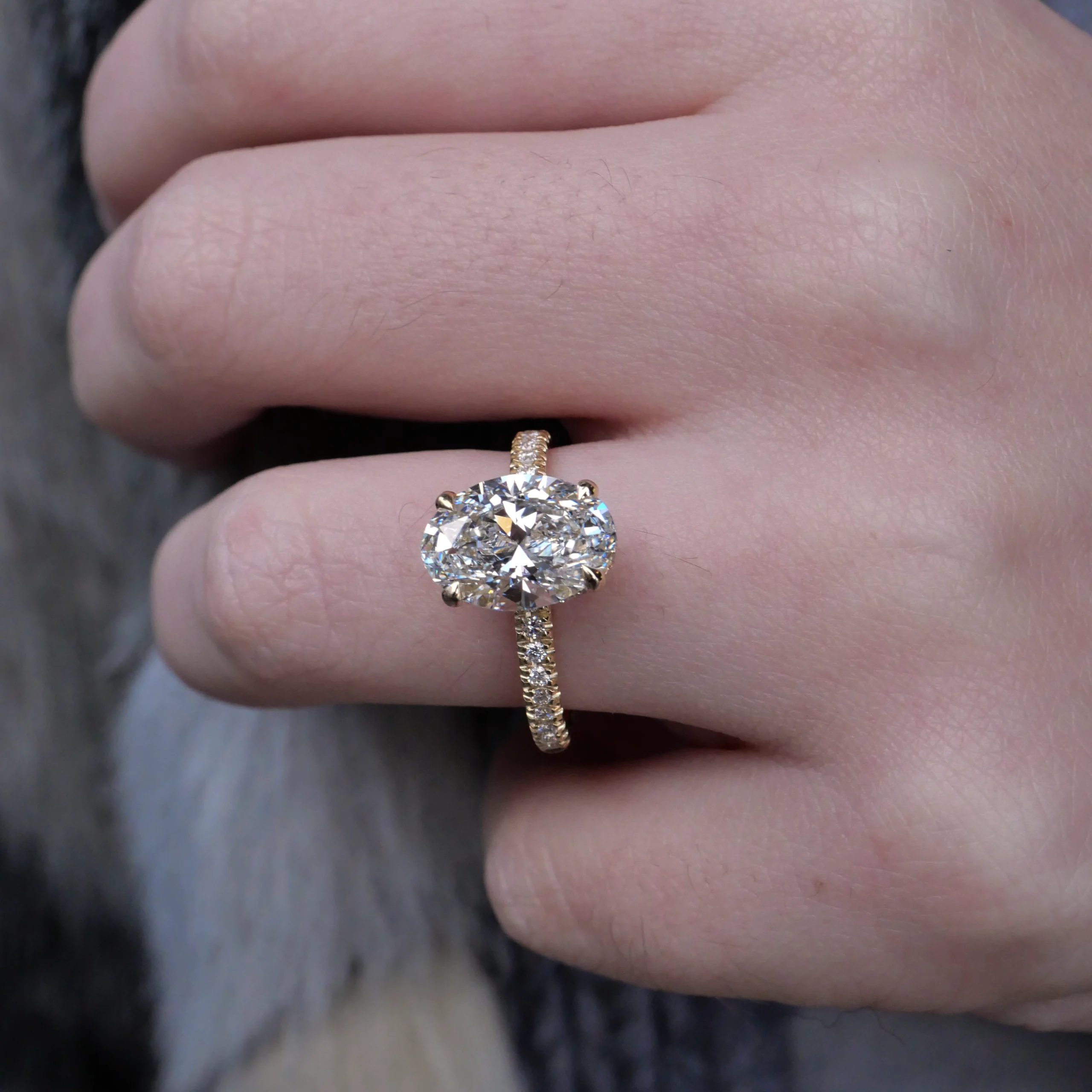 Elegante Geelgouden 18K Ring Met 3.00 Ct Labgrown Ovale Diamant 8 - Orogem Jewelers Elegant Yellow Gold 18K Ring With 3.00 Ct Lab-Grown Oval Diamond