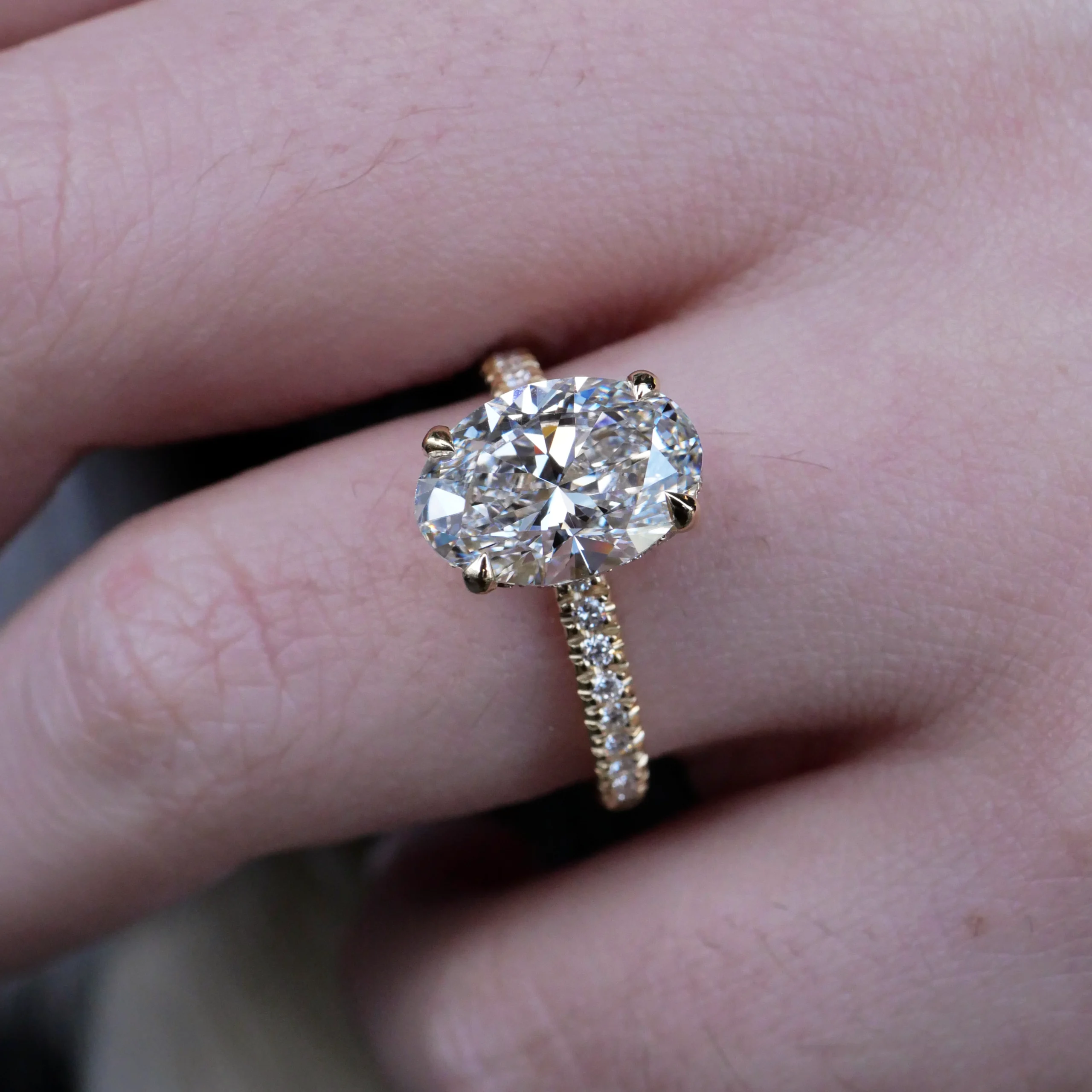 Elegante Geelgouden 18K Ring Met 3.00 Ct Labgrown Ovale Diamant 7 - Orogem Jewelers Elegant Yellow Gold 18K Ring With 3.00 Ct Lab-Grown Oval Diamond