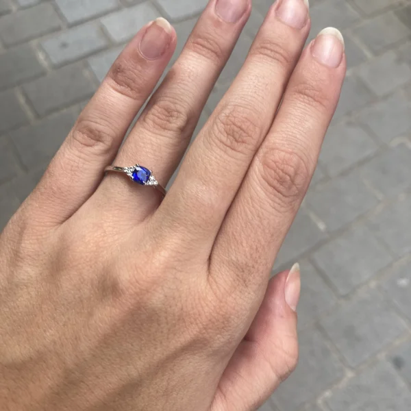 Bague avec saphir bleu 0,58 ct et diamants 0,05 ct
