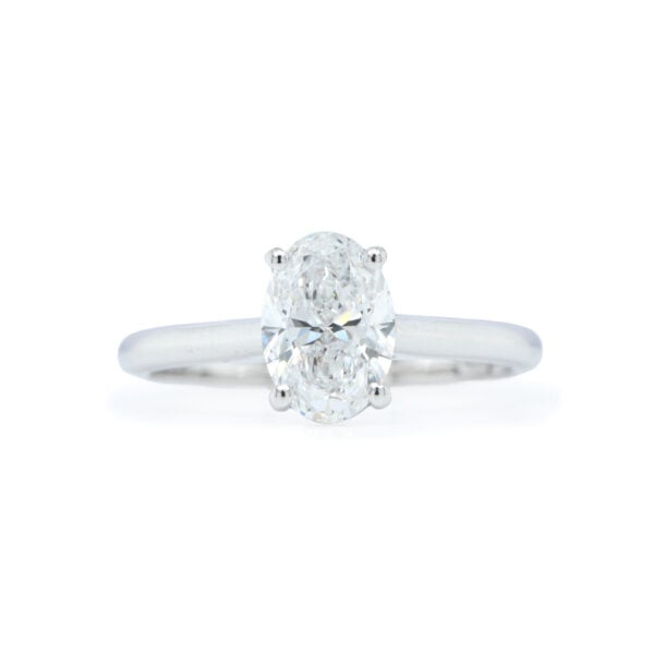 gros plan bague diamant ovale 1.01 ct or blanc