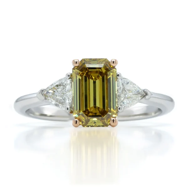 anello diamante Fancy Deep Brownish Greenish Yellow taglio smeraldo con diamanti trillion