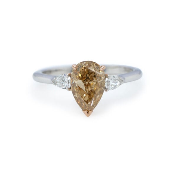 Bague diamant poire 1,55 carat fancy brown yellow avec diamants latéraux poire blancs en or blanc et or rose 18K