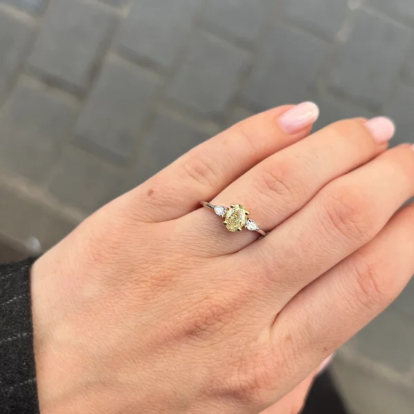 Fancy Light Yellow Oval Diamond Ring 1.02 ct – 18K