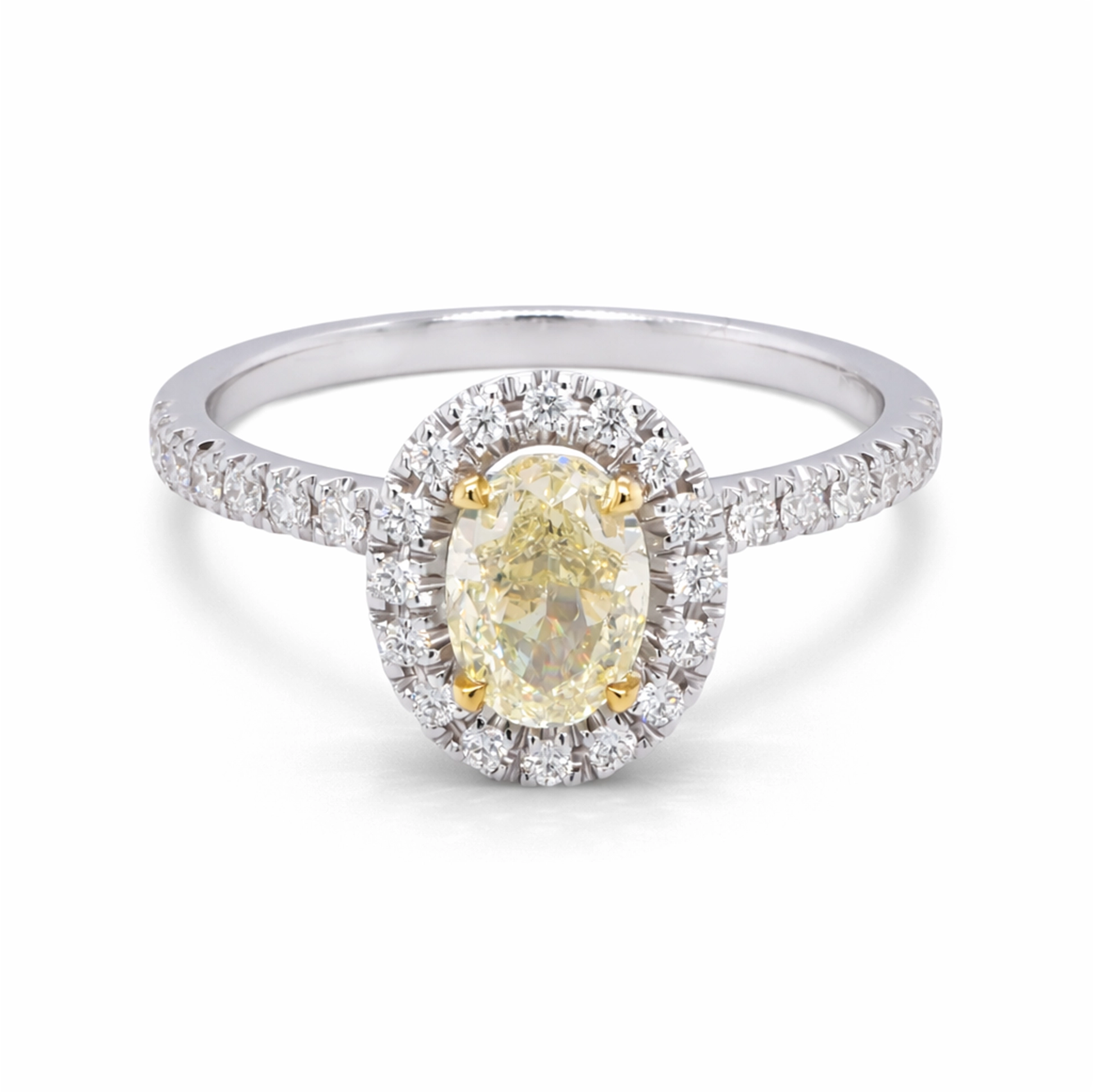 Bague Halo Diamant Jaune Ovale En Or Blanc 18 Carats Certifiée Gia 4 - Orogem Jewelers Vue De Face Détaillée D’une Bague Halo Diamant Jaune Ovale Avec Diamant Central Serti De Griffes Jaunes, Halo De Diamants Et Anneau Pavé En Or Blanc 18 Carats.
