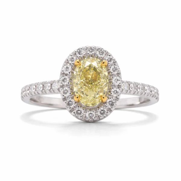 Vooraanzicht Van Ovale Gele Diamanten Halo Ring In 18K Witgoud Met Een 0,72 Ct Gia-Gecertificeerde Fancy Light Yellow Ovaal Geslepen Diamant En Witte Diamanten Halo.